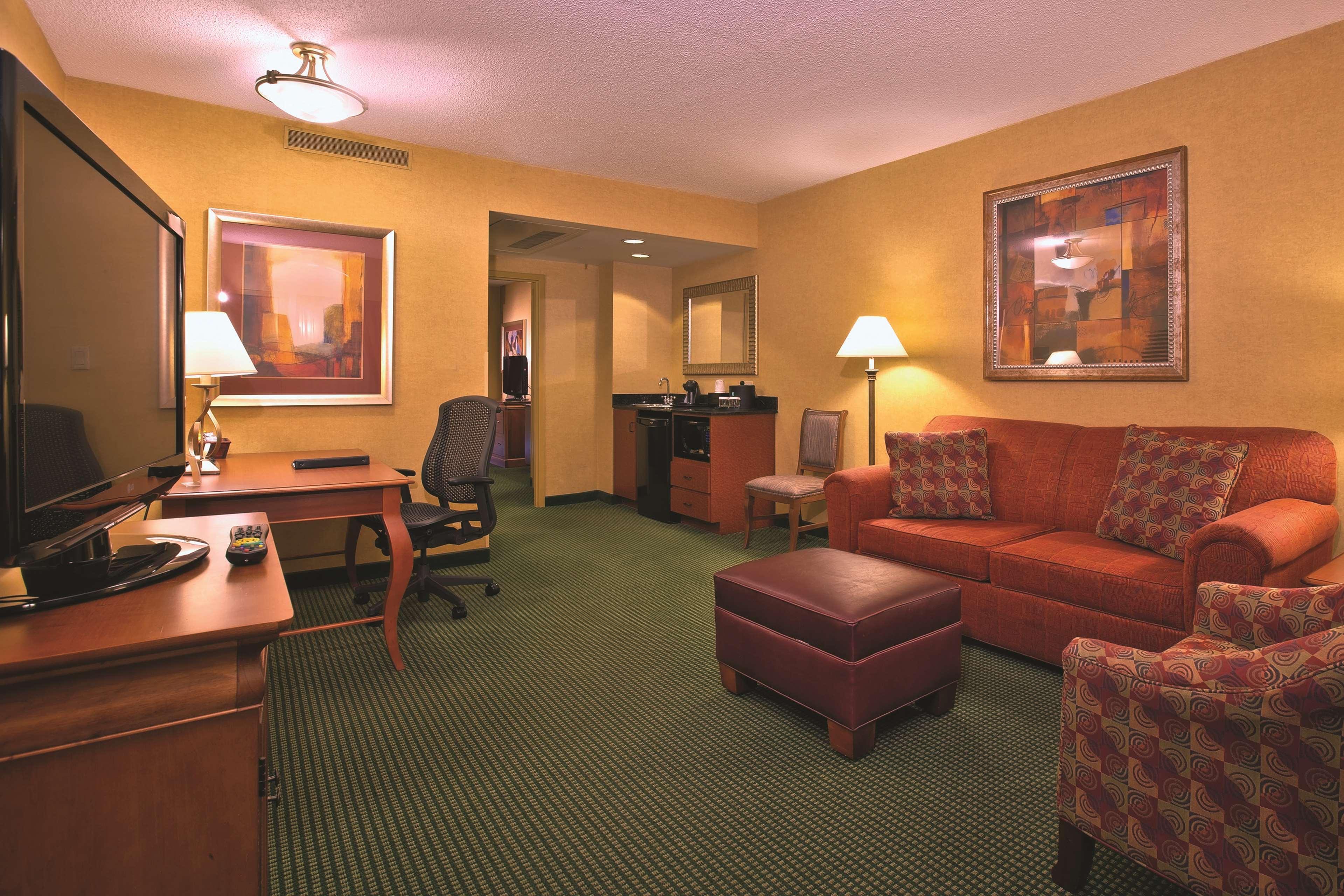 Embassy Suites By Hilton Greensboro Airport Exterior foto