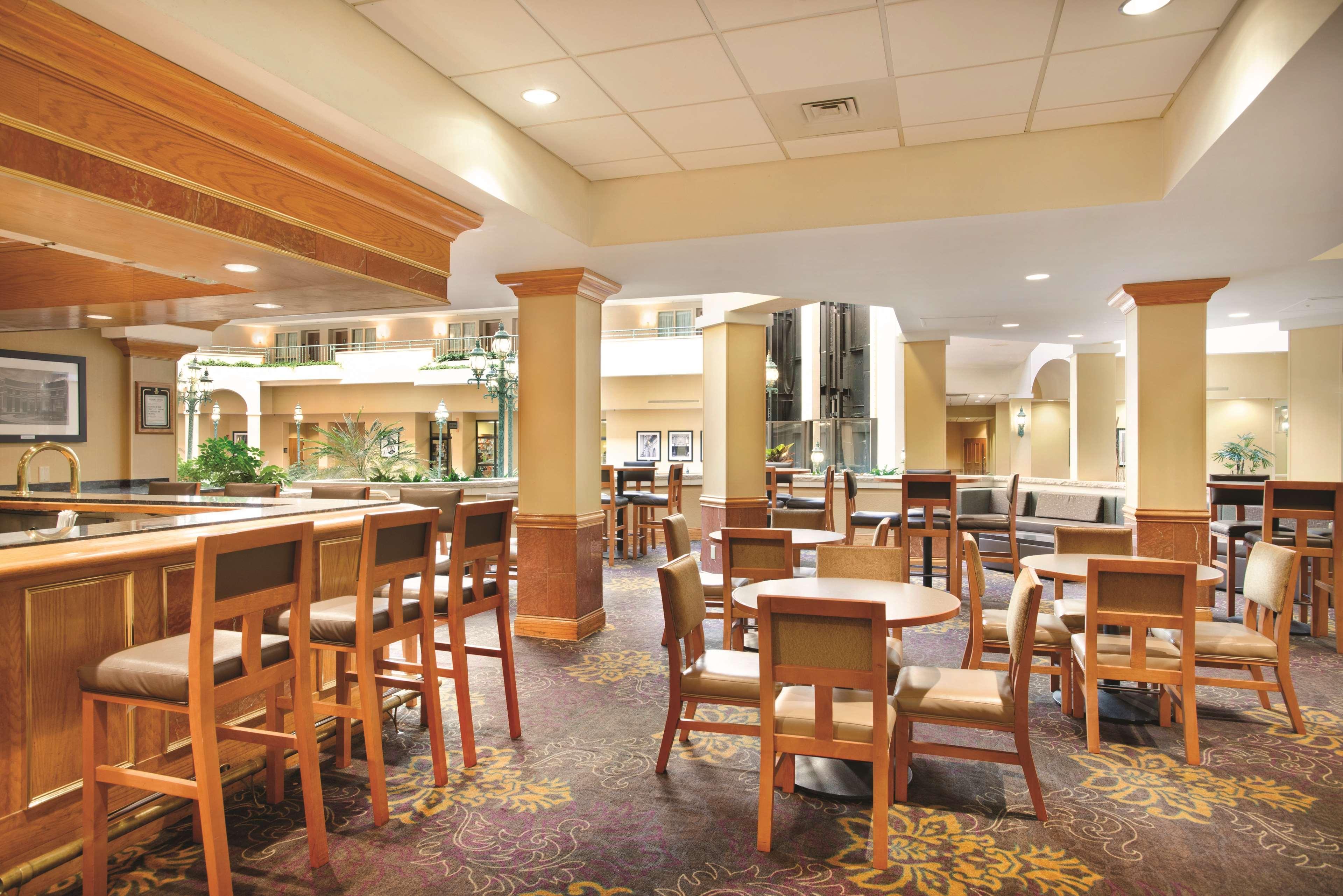 Embassy Suites By Hilton Greensboro Airport Exterior foto