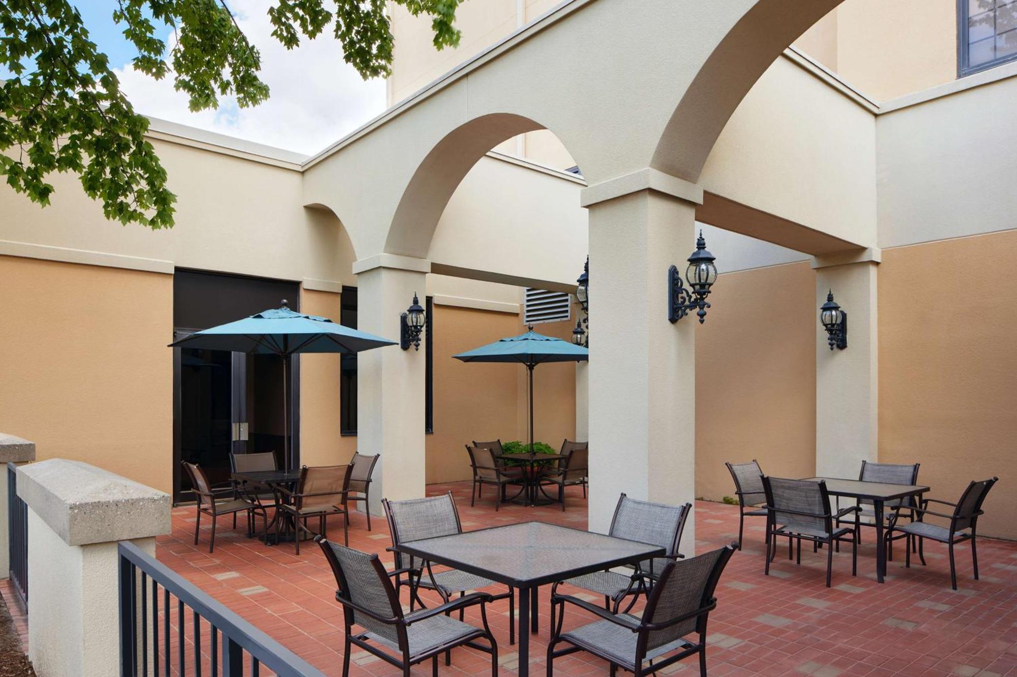 Embassy Suites By Hilton Greensboro Airport Exterior foto
